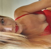 Valroble – Lady in red