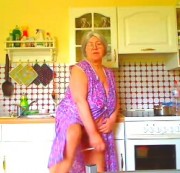 VersauteRia - Oma in der Küche