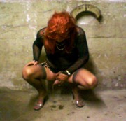 Violapantyhose - Pissen während einer Fotosession