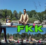 WeicheKleine - Junge Exhibitionistin in Public FKK Beach onaniert.