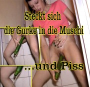 WeicheKleine - Steckt sich Gurke in die Muschi und Piss