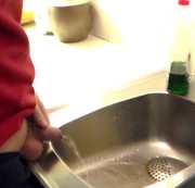 WorldOfJen - Pissen 36 - Er pisst in der Spüle