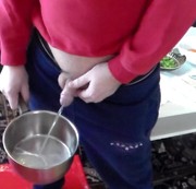 WorldOfJen – Pissing 37 – Er pisst in einen Topf