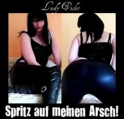 XxHotVioletxX - Spritzanweisung auf meinen Lackarsch