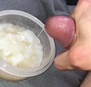Xxlazybones – Video 052 – Maximilian Wichst in unsere SpermaSammelDose Cam 1