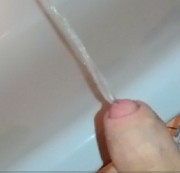 YoungBi-Boy - In die Badewanne Gepisst und Shower über die Hand ;) Pisse ist Geil ;)