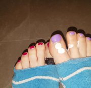 _SweetButPsycho_ - Hübsche kleine Zehen sie mit Creme eingeschmiert werden