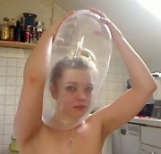 alex1988w - küchenarbeit in latex und kondom