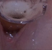 amalia1554 - Speculum in der Muschi &mit Bier gefüllt