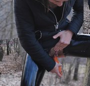 anna4sex – Mit einer Karotte im Wald ficken