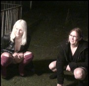 blondehexe - 2 Mädels am Pissen (Public)