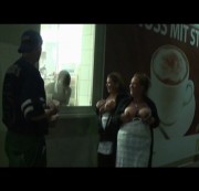 cosmaspussy - 3 frivole Mädels vorm Fastfoodrestaurant!