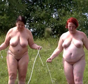crazydesire86 – 2 geile Lesben springen Seil