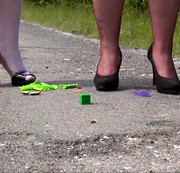crazydesire86 - Toy Crushing in geilen Netzstrumpfhosen