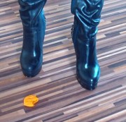 csizmagirl - Stiefel vs tischtennisball