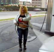 daniela305876 - Titten AuBerhalb einer Autowaschanlage