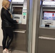 devil-sophie – Öffentlich in die Bankfiliale gepisst – bis nach Hause schaffe ich es nicht mehr !!!