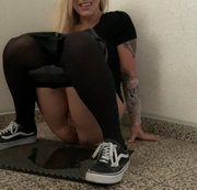 devil-sophie – Dem User nach den Pissspielen in den Hausflur auf die Fußmatte gepinkelt :D Abschiedsgeschenk :)