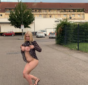 devil-sophie – Ein Piss Walk mit Sophie :P Folgst du mir zum nächsten Supermarkt? Revier markieren mit dem Teufel