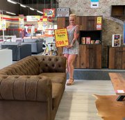 devil-sophie – Public Sofa kauf mit Sophie ;P Ob es den harten Pissstrahl von mir aushält?
