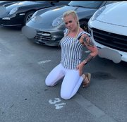 devil-sophie – Komm ich näss mich vor den teuren Autos am Autohaus ein – gib mir auch eine Erfrischung in den Mund
