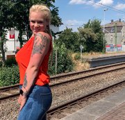 devil-sophie – Am Bahngleis – eingenässt weil sie zu spät kam – angepisst weil ich’s so geil fand ;O