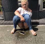 devil-sophie – Handys sind zum bepissen da ;P der Spinner nervt und ich hab eh nie Traffic oder gutes Netz – jetzt