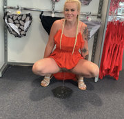 devil-sophie – Public im Fashionshop – vor dem Bikini Ständer einfach auf dem Boden gepisst – ups ist der Teppich n