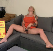 devil-sophie – Selbstbefriedigung mit exterem squirt im Möbelgeschäft – keiner fickt mich, dann befriedige ich mich