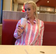 devil-sophie – MEGA PUBLIC Burger Laden Blowjob unterm Tisch mit Facial – Spermawalk aus dem Laden :P