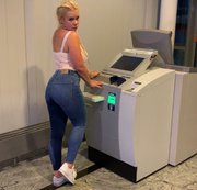 devil-sophie – Public in der Bankfiliale in die Jeans eingenässt – ups da war die Karte weg :-O