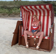devil-sophie – Baywatch Sophie rettet den Standkorb – abgepisst an der Strandpromenade