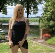 devil-sophie – Public Blumengiessen mit Sophie – mein Strahl hilft gegen diese Hitze