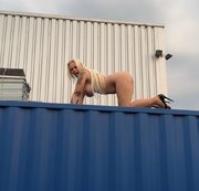 devil-sophie – Schiffscontainer piss – aus luftiger Höhe einfach alles laufen lassen ;P