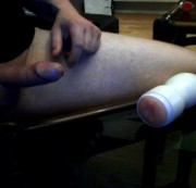 deville - Wichse mit Gummimuschi auf Glastisch