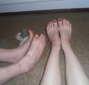 dirrty25 - user und ich cremen unsere füße ein