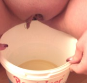 dirtyhotbitch22 - Eimer Piss