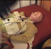 domsubpaar2005 - Die Sklavin,gefesselt, gewindelt in Gummi