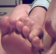 dream-pair - Sie cremt ihre Füße ein