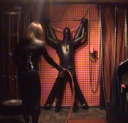 fetischbonda – Latex-Sklave " Strafe "