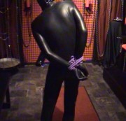 fetischbonda - Latex-Sklave " Handfesselung"