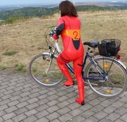 fetischbonda – Latex-Ausflug Rot  mit den Rad