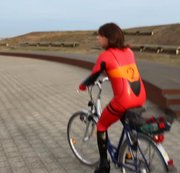 fetischbonda - Latex-Ausflug Rot  mit den Rad 2