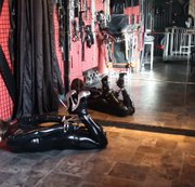 fetischbonda – Latex-Selbst-Hogtied mit  Handschellen