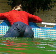 fetishalina – Bade mit Jeans im Outdoor Pool