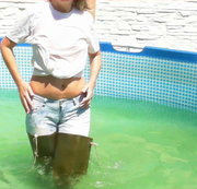 fetishalina - In Waders mit Jeans und nassem T-Shirt im Pool