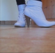 feuchteMoese82 - meine geilen Stiefeletten vom Boden gefilmt