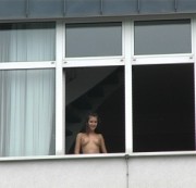 frech18 - Mutprobe: Am Fenster gestrippt!