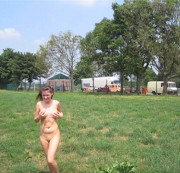 frech18 - Megamutprobe: Splitternackt am Autobahnparkplatz!