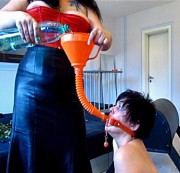 heels-and-more - Arsch versohlt und abgefüllt